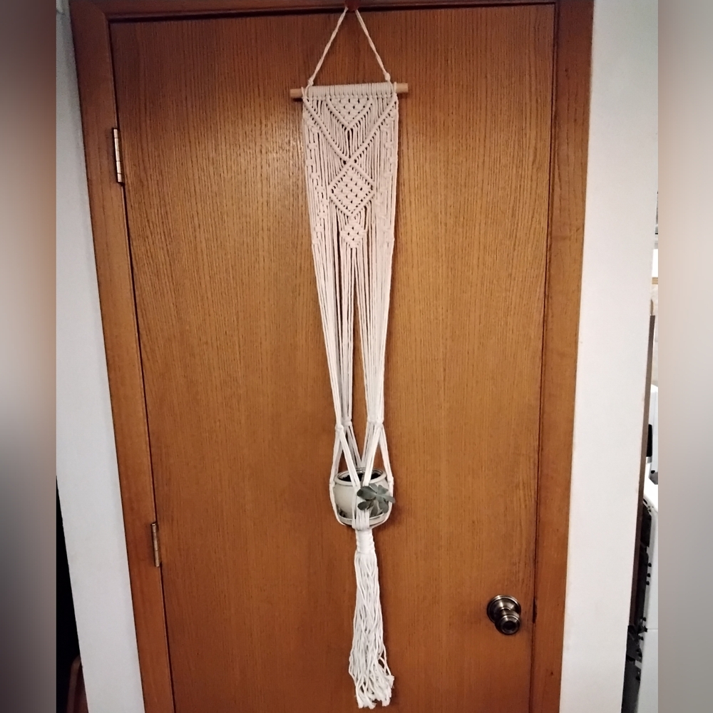 Macrame plant hanger